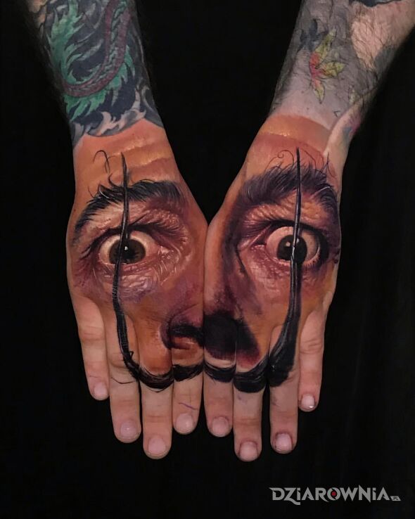 Tatuaż salvadore w motywie twarze i stylu realistyczne na dłoni