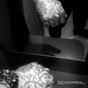 Tatuaż Spontan na dłoni motyw: czarno-szare styl: blackwork / blackout
