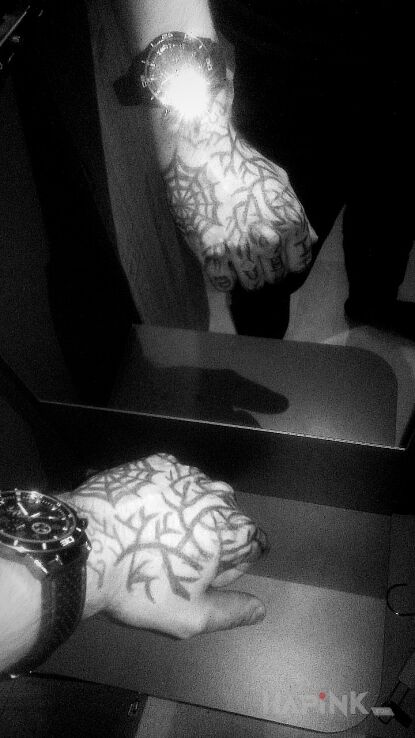 Tattoo Spontan in other motif and blackwork / blackout style on the hand