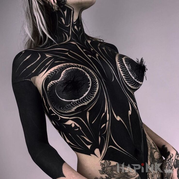 Tattoo Czarnego nigdy za wiele in black and gray motif and blackwork / blackout style on the neck