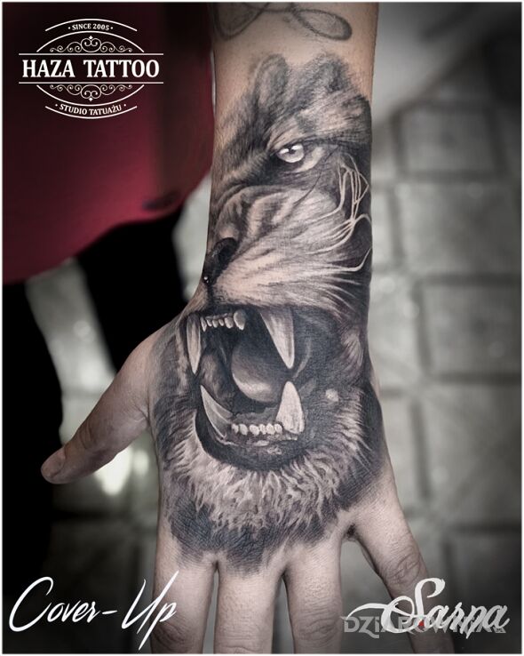 Tatuaż lew cover w motywie zwierzęta i stylu realistyczne na dłoni
