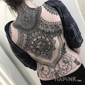 Tattoo Large tattoo on the shoulder blades motif: flowers style: graphic / illustrative