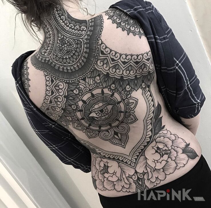Tattoo Duży tatuaż in mandalas motif and graphic / illustrative style on the shoulder blades