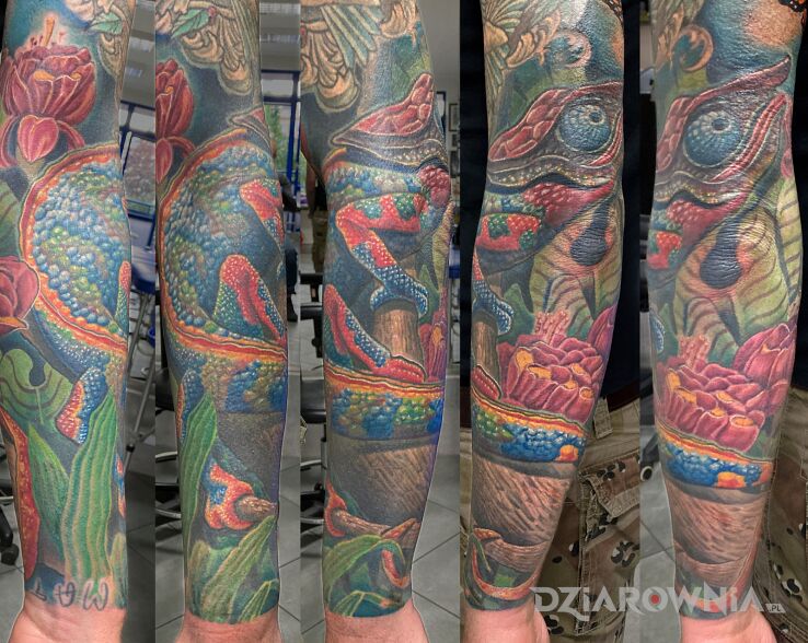 Tatuaż kameleon w kolorze w motywie kwiaty i stylu abstrakcyjne na ręce