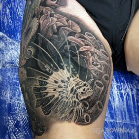 Tatuaż Lion Fish na nodze motyw: czarno-szare styl: realistyczne