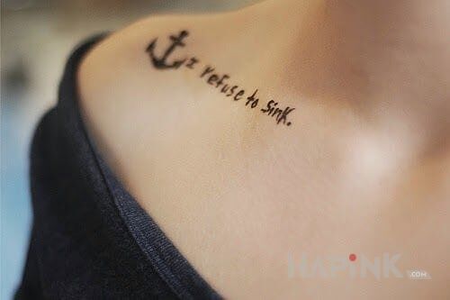 Tattoo Napis i kotwica in lettering motif on the collarbone