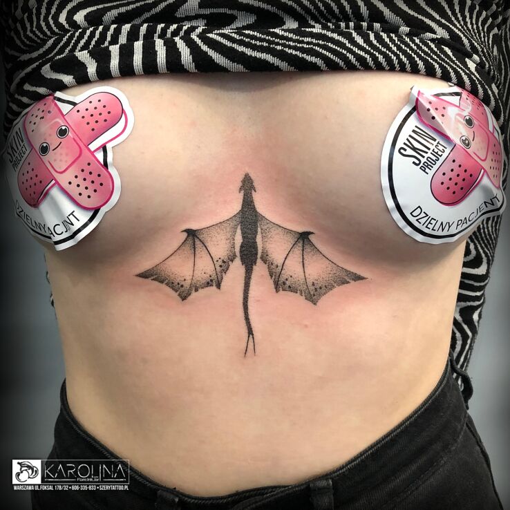 Tatuaż smoczek w motywie smoki i stylu graficzne / ilustracyjne między piersiami