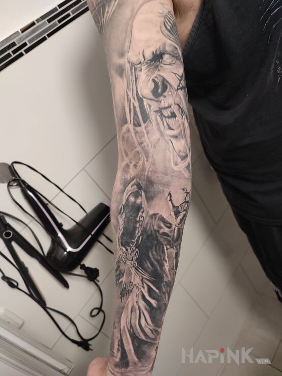 Tattoo Wewnętrzna  strona rękawa in faces motif and realistic style on the forearm