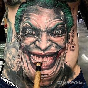 Tatuaż Joker z cygarem na brzuchu motyw: postacie styl: realistyczne