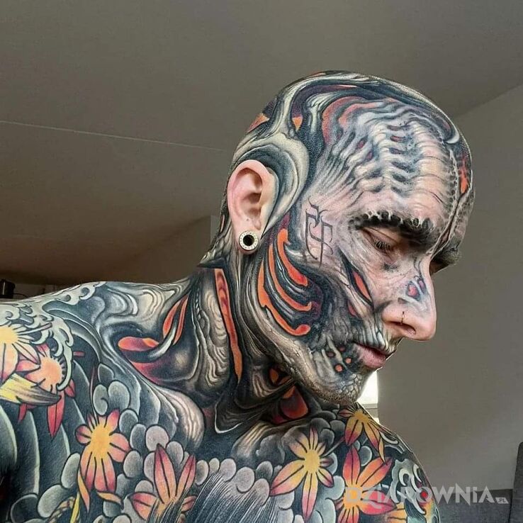 Tatuaż metamorfoza w motywie mroczne i stylu organika na głowie