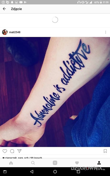 Tatuaż adrenaline is addictive w motywie napisy na przedramieniu