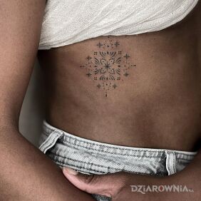 Tatuaż Gwiazdeczka na żebrach motyw: ornamenty styl: minimalistyczne