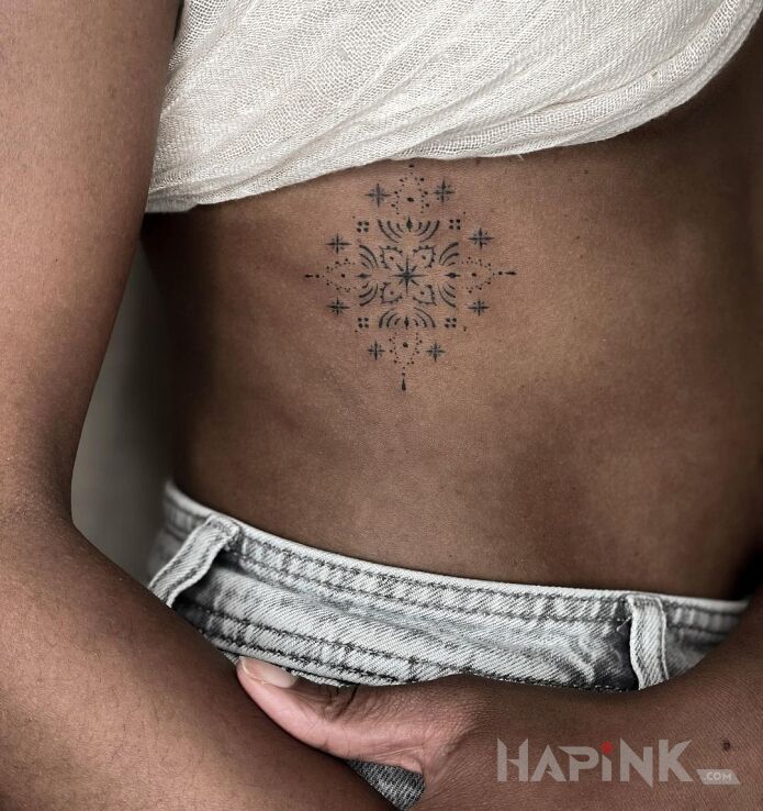 Tattoo Gwiazdeczka in black and gray motif and minimalistic style on the ribs