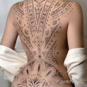 Tatuaż Ornamentalnie na plecach motyw: ornamenty