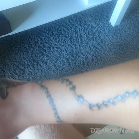 Tatuaż Różaniec na nadgarstku motyw: anioły