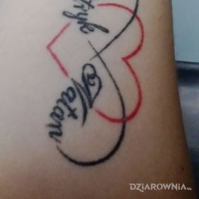 Tatuaż Serce z imionami na przedramieniu motyw: pozostałe