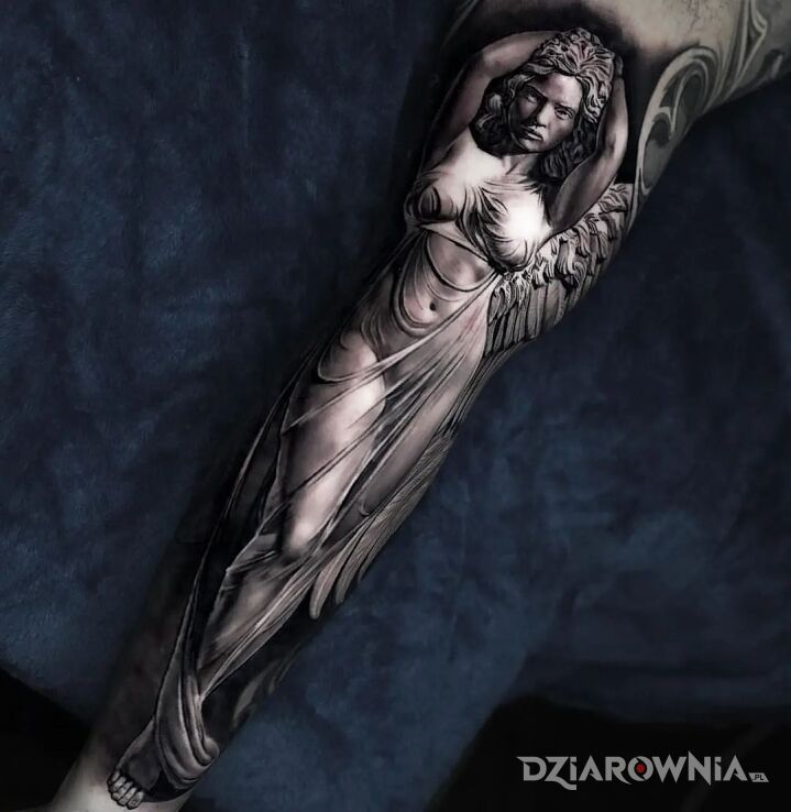 Tatuaż aniele w motywie rękawy i stylu realistyczne na bicepsie