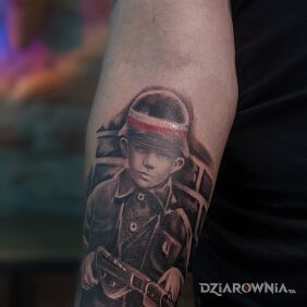 Tatuaż Mały powstaniec na ręce motyw: czarno-szare styl: realistyczne