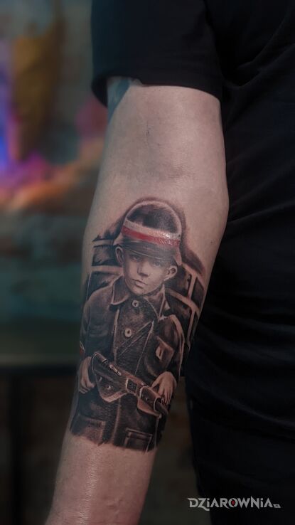 Tatuaż mały powstaniec w motywie czarno-szare i stylu realistyczne na przedramieniu