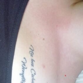 Tattoo Sentences on the collarbone motif: lettering