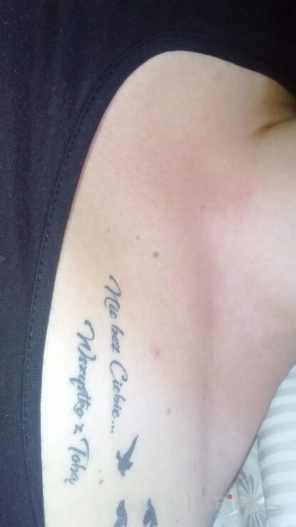 Tattoo Sentencje in lettering motif on the collarbone