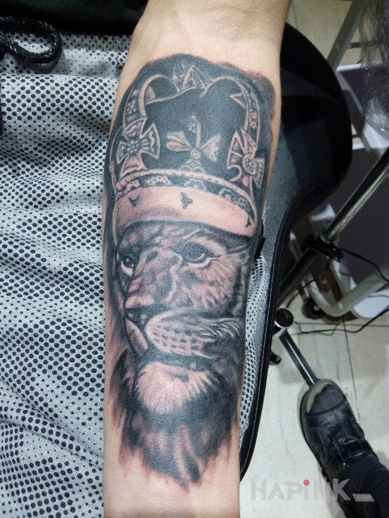 Tattoo Lew in animals motif on the forearm