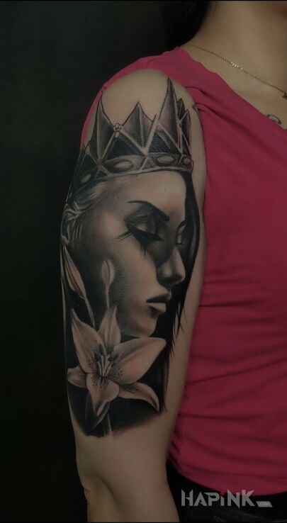 Tattoo Kobieta z lilia in black and gray motif and realistic style on the upper arm