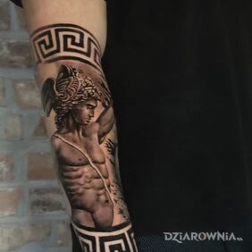 Tatuaż Heros na ręce motyw: czarno-szare styl: realistyczne