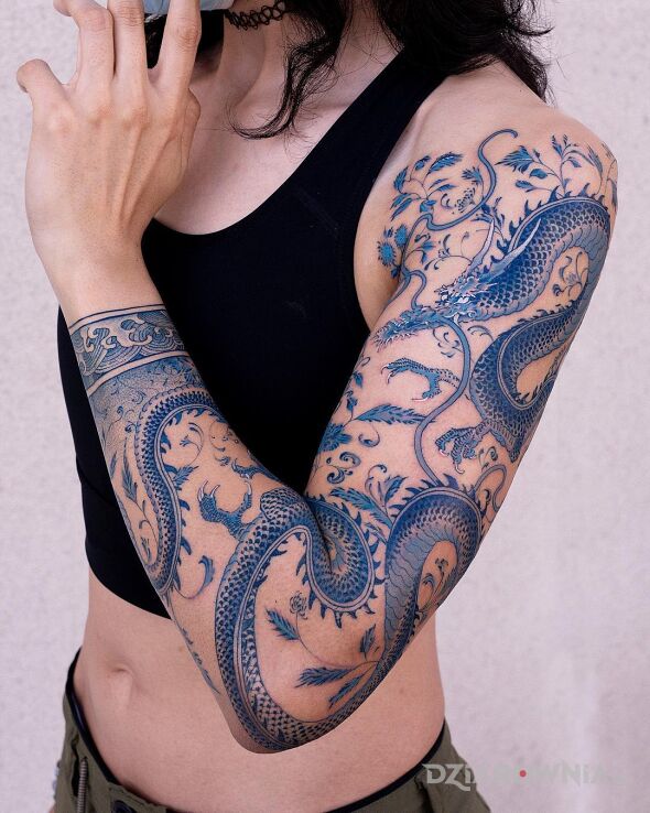 Tatuaż piękny niebieski smok w motywie fantasy i stylu japońskie / irezumi na ramieniu