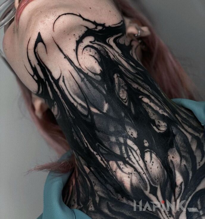 Tattoo Przejęta przez venoma in dark motif and blackwork / blackout style on the neck