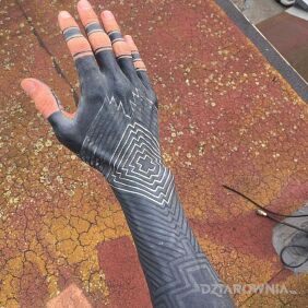 Tatuaż Ciut czarnego na przedramieniu motyw: czarno-szare styl: blackwork / blackout