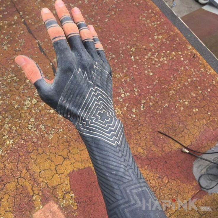 Tattoo Ciut czarnego in black and gray motif and blackwork / blackout style on the wrist