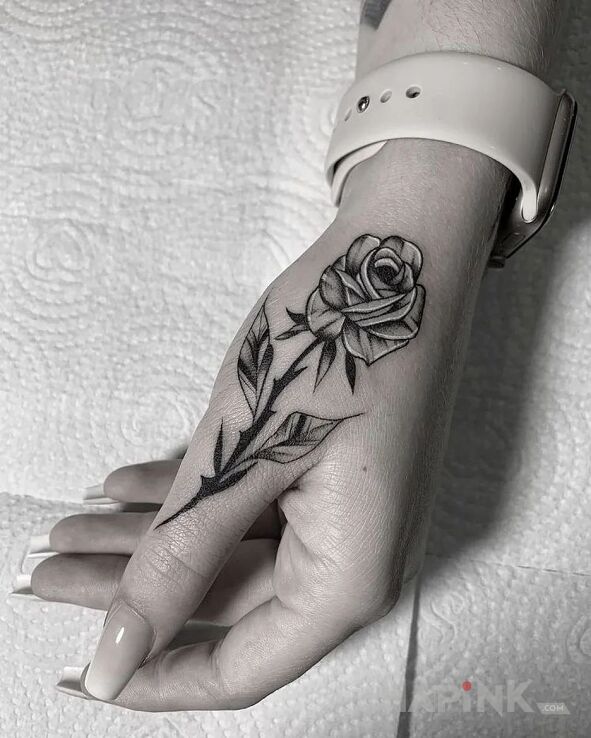 Tattoo Róża z białymi akcentami in flowers motif and graphic / illustrative style on the hand