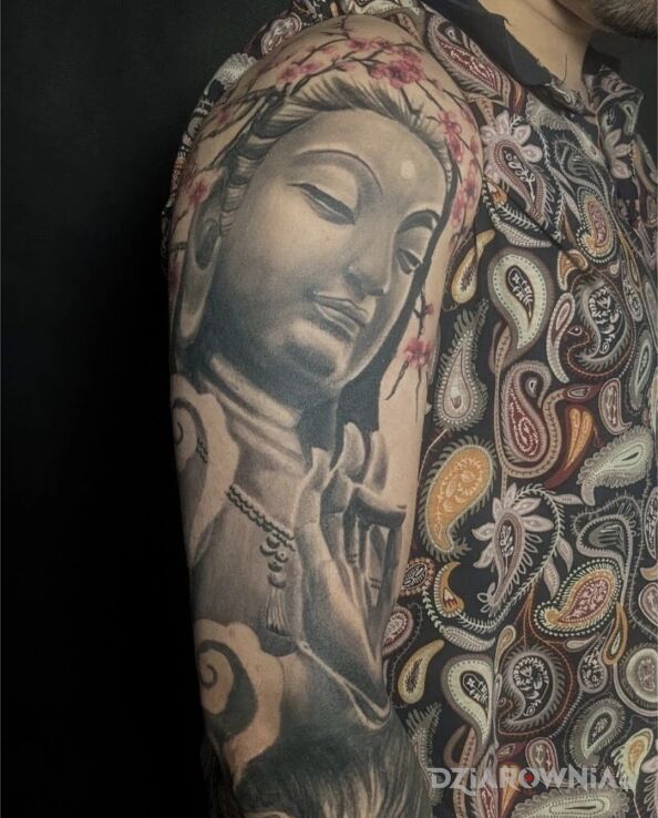 Tatuaż budda w motywie religijne i stylu realistyczne na ramieniu