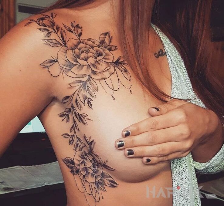 Tattoo Kwiateczki in sexy motif on the collarbone