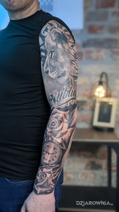 Tatuaż pół rękaw w motywie zwierzęta i stylu realistyczne na ramieniu