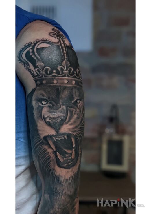 Tattoo Król lew in animals motif and realistic style On the arm