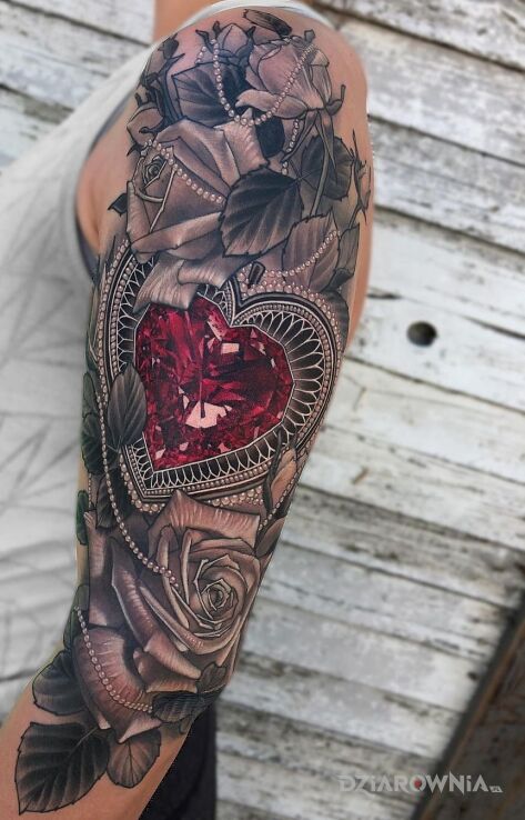 Tatuaż diamentowe serce w różach w motywie przedmioty i stylu realistyczne na ramieniu
