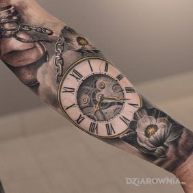 Tatuaż Zegarek kieszonkowy na przedramieniu motyw: kwiaty styl: realistyczne