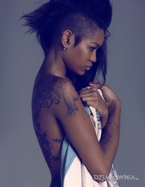 Tatuaż czarna modelka w motywie seksowne na plecach
