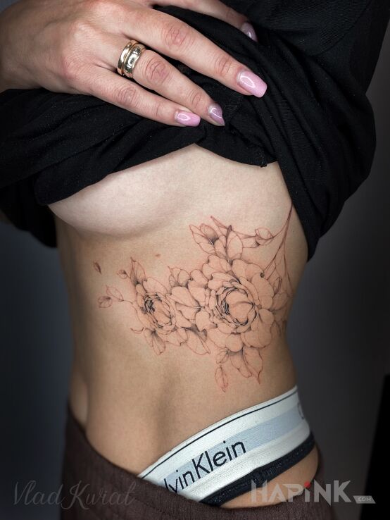 Tattoo Delikatne kwiaty in flowers motif and realistic style on the ribs