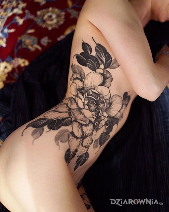 Tatuaż big rose w motywie czarno-szare i stylu realistyczne na żebrach