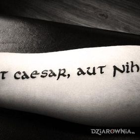 Tatuaż Aut caesar, aut nihil na przedramieniu motyw: napisy