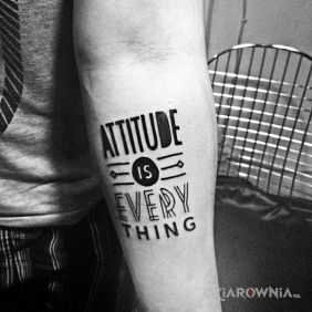 Tatuaż Attitude is everything na przedramieniu motyw: napisy