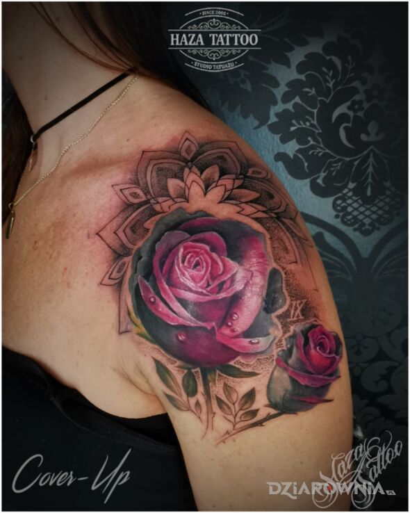 Tatuaż róża cover w motywie florystyczne i stylu geometryczne na ramieniu