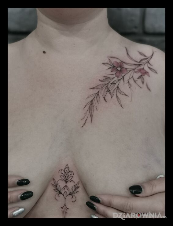 Tatuaż delikatny i kobiecy w motywie florystyczne i stylu kontury / linework na piersiach
