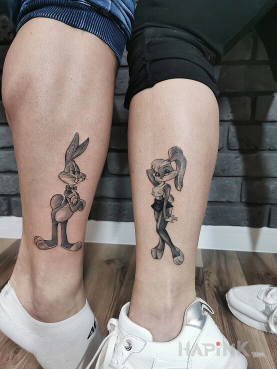 Tattoo Tatuaż dla par in black and gray motif and cartoon / comic book style on the calf
