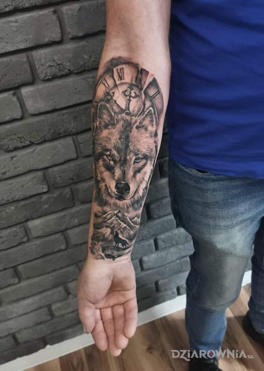 Tatuaż kto nie kocha wilków w motywie florystyczne i stylu realistyczne na ręce
