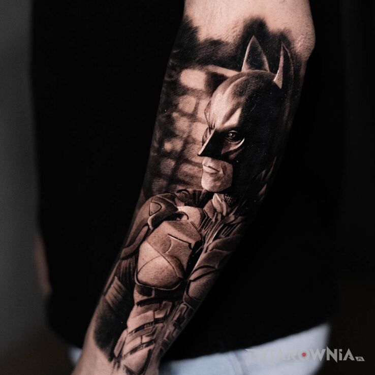 Tatuaż batman w motywie postacie i stylu realistyczne na przedramieniu