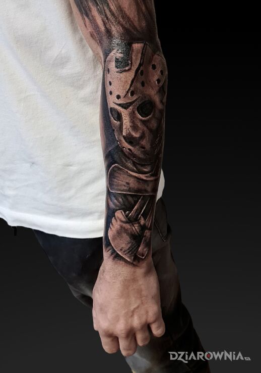 Tatuaż jason z siekierą w motywie mroczne i stylu graficzne / ilustracyjne na przedramieniu
